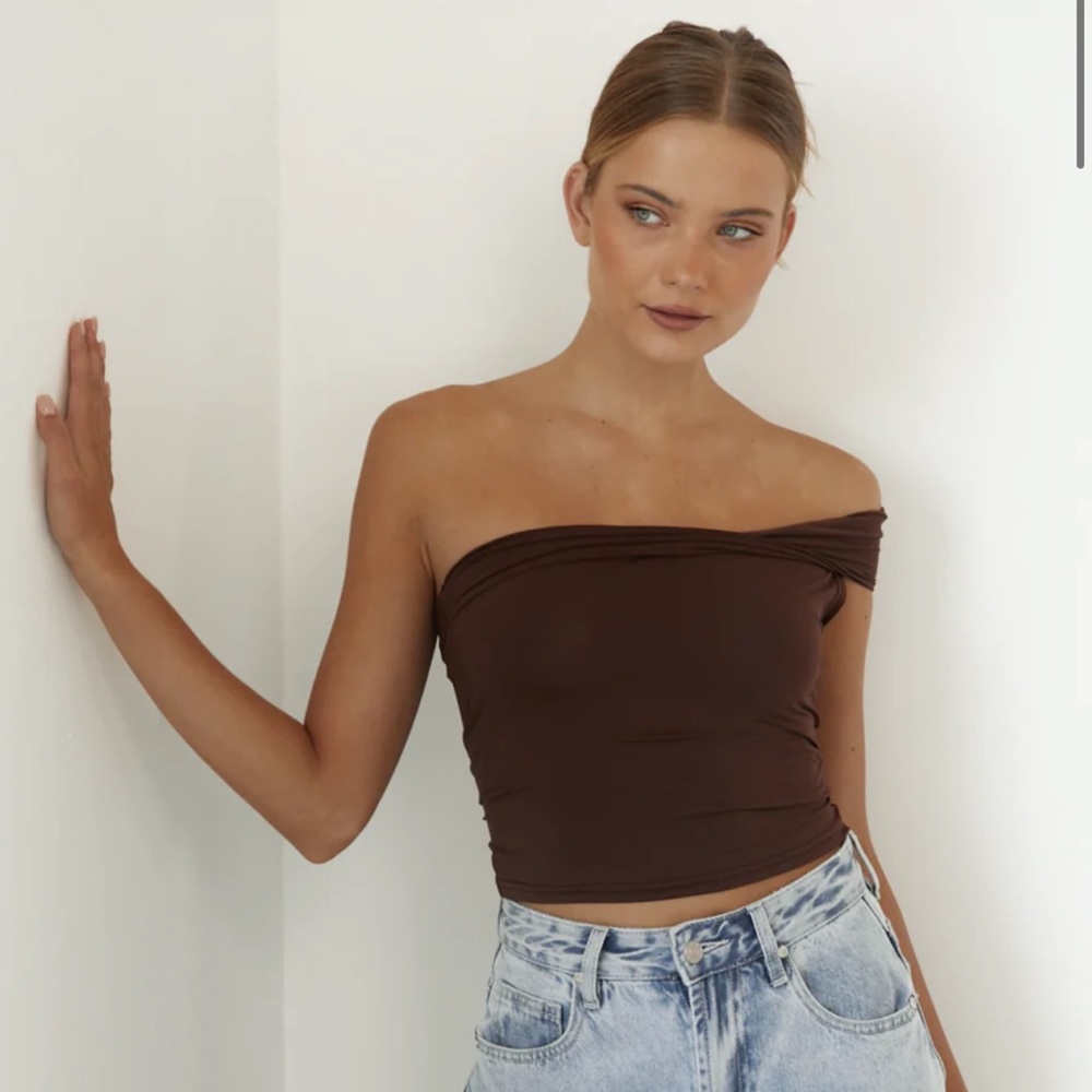 Magic Off Shoulder Top Lioness